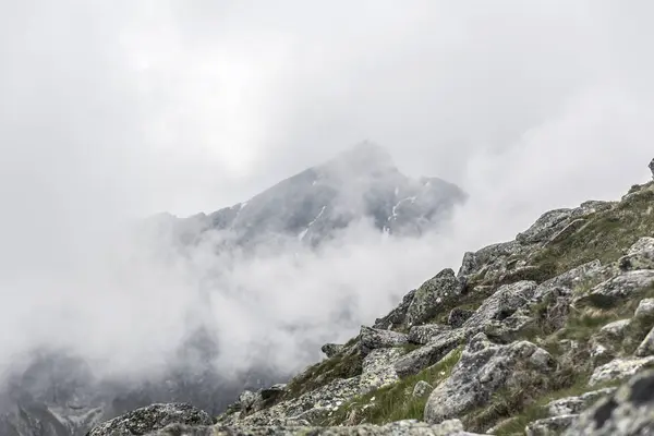 Paisaje de montaña en un día nublado con nubes de lluvia. Montañas Tatra . — Foto de Stock