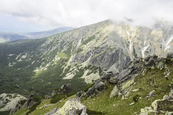 Mountain landscape on a cloudy day with rain clouds. Tatra Mountains. — Stock Photo, Image