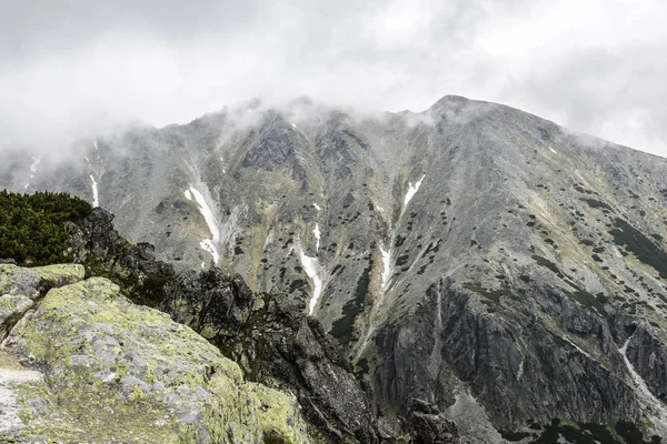 Paisagem de montanha em um dia nublado com nuvens de chuva. Montanhas Tatra . — Fotografia de Stock