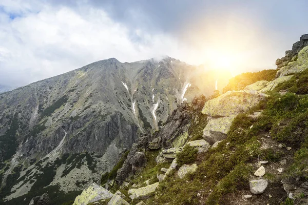 Mountain landscape on a cloudy day with rain clouds. Tatra Mountains. — Stock Photo, Image