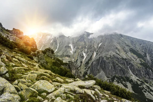 Bergslandskap mulet med regnmoln. Tatrabergen. — Stockfoto