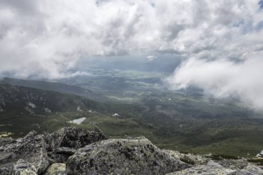 Bulutlu bir günde yağmur bulutları ile dağ manzarası. Tatra Dağları.