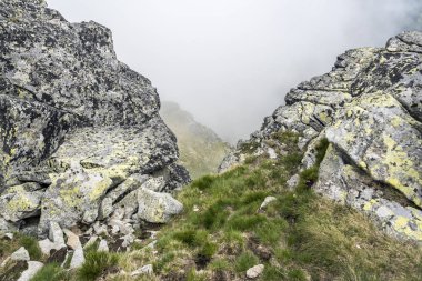 Bulutlu bir günde yağmur bulutları ile dağ manzarası. Tatra Dağları.