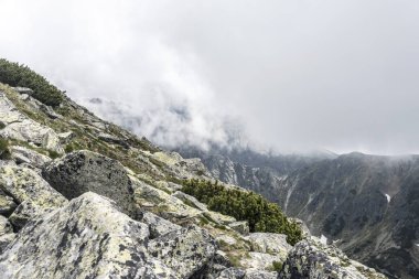 Bulutlu bir günde yağmur bulutları ile dağ manzarası. Tatra Dağları.