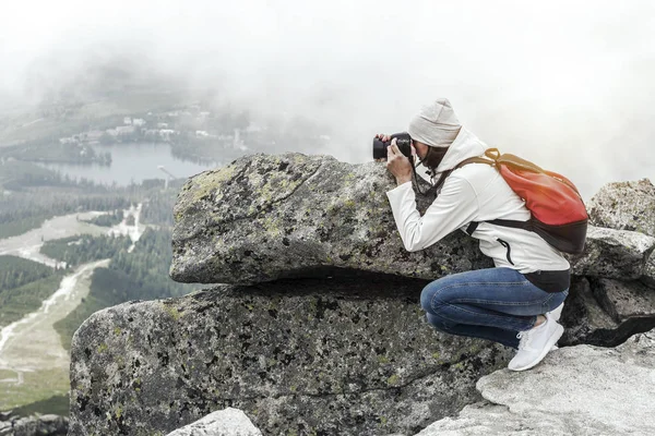 Fotografa donna scattare foto in vetta alla montagna . — Foto Stock