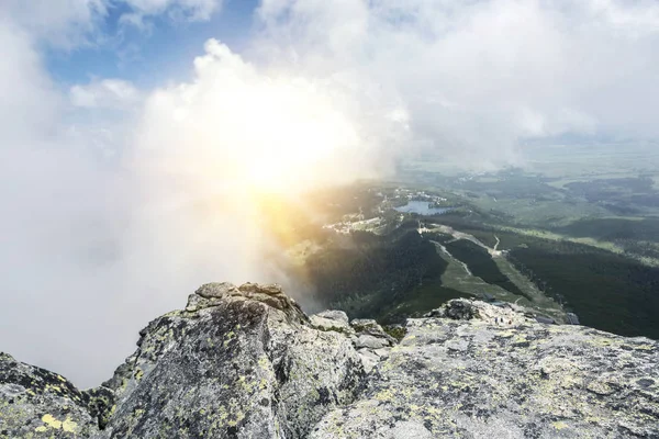 Berglandschap op een bewolkte dag met regenwolken. Tatra gebergte. — Stockfoto