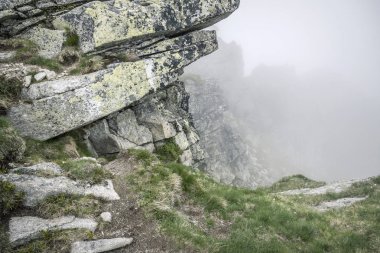 Bulutlu bir günde yağmur bulutları ile dağ manzarası. Tatra Dağları.