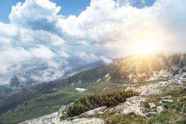 Bulutlu bir günde yağmur bulutları ile dağ manzarası. Tatra Dağları.