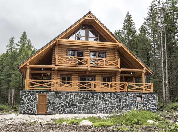 Ormanlar arasında ahşap yazlık.