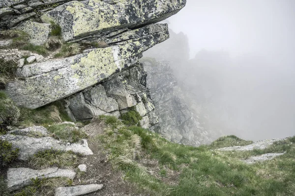 Bulutlu bir günde yağmur bulutları ile dağ manzarası. Tatra Dağları.