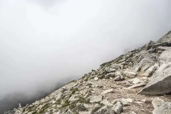 Kayalık dağ tepe üstündeki.