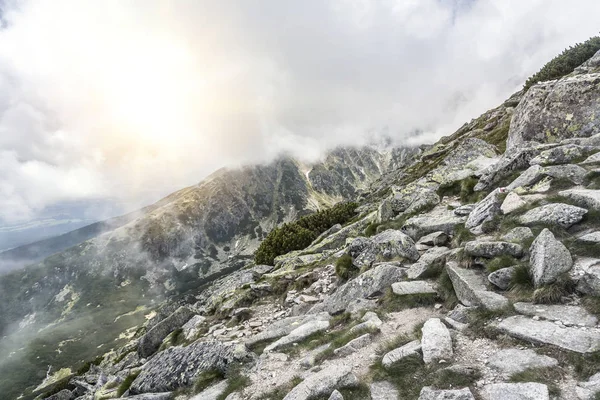 Paesaggio montano in una giornata nuvolosa con nuvole di pioggia. Montagne Tatra . — Foto Stock