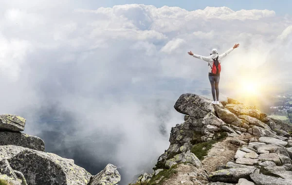 Tourist on the top of a mountain peak. Freedom - the concept. — Stock Photo, Image