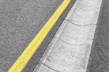 Drenaj kanalı asfalt yolda.