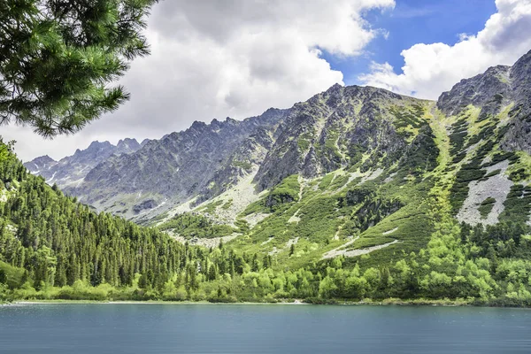 Lac dans les montagnes Tatra . — Photo