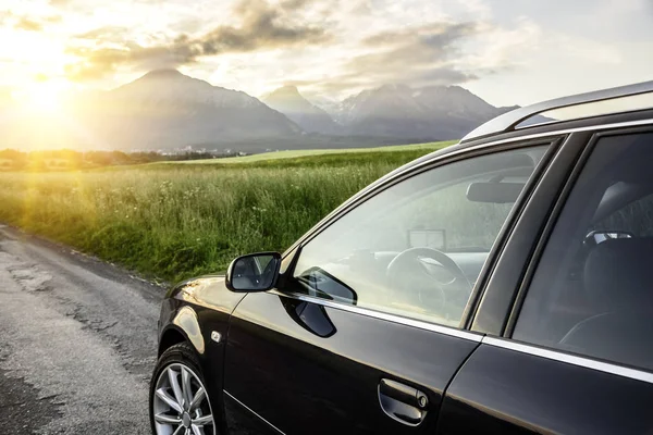 Auto fährt auf Landstraße. — Stockfoto