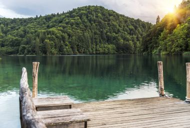 Göl iskelede. Plitvice Gölleri akşam.