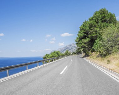 Güneşli bir günde asfalt yol.