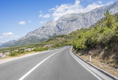 Güneşli bir günde asfalt yol.