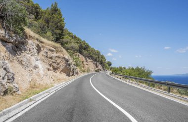 Güneşli bir günde asfalt yol.