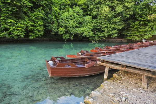 Wooden boats at the pier on the lake in the evening light. — Stock Photo, Image