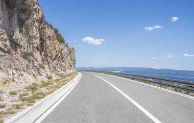 Güneşli bir günde asfalt karayolu.