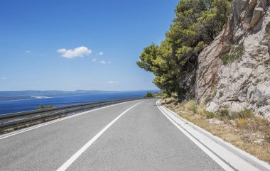 Güneşli bir günde asfalt karayolu.