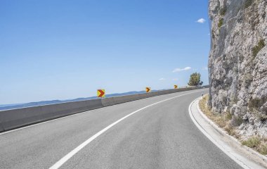 Güneşli bir günde asfalt karayolu.