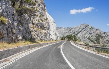 Güneşli bir günde asfalt karayolu.