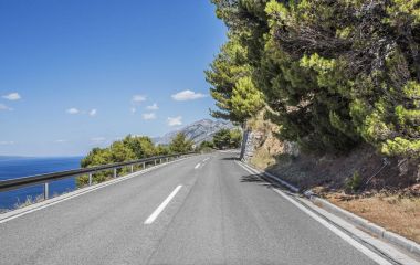 Güneşli bir günde asfalt karayolu.