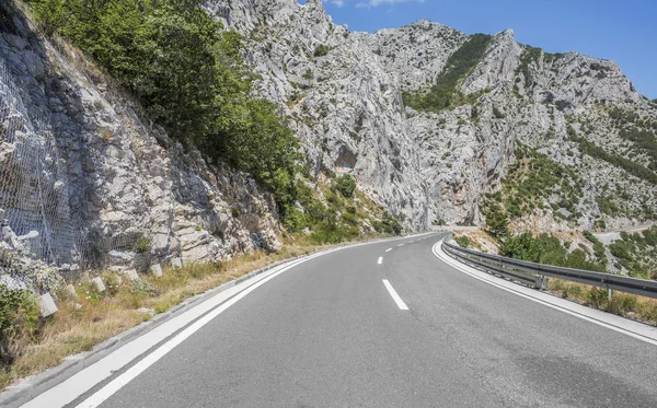 Güneşli bir günde asfalt karayolu.