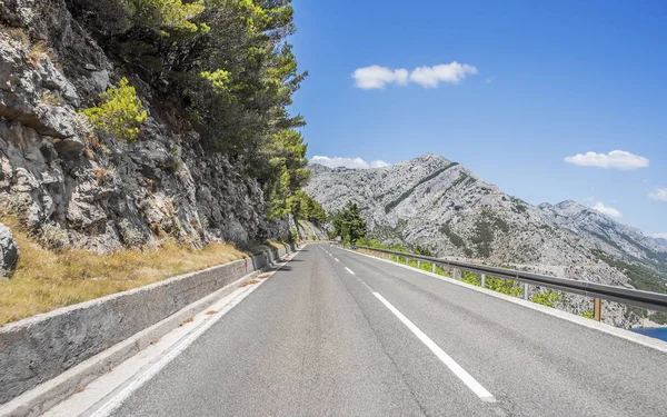 Güneşli bir günde asfalt karayolu.