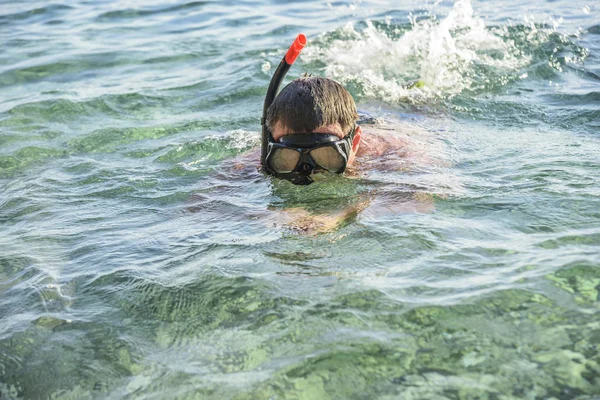 Deniz su dalış maskeli adam.