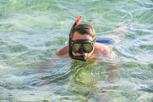 Mann mit Tauchermaske im Meerwasser. — Stockfoto
