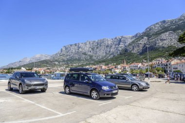 Waterfront resort kasaba Makarska içinde bir yaz gününde otopark.