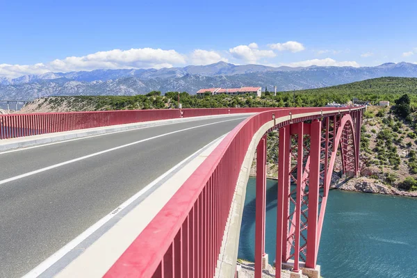 Czerwony most Maslenica w Chorwacji. — Zdjęcie stockowe