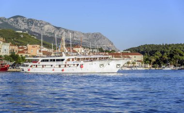 Bir yaz günü Makarska tatil beldesinde toprak seti.
