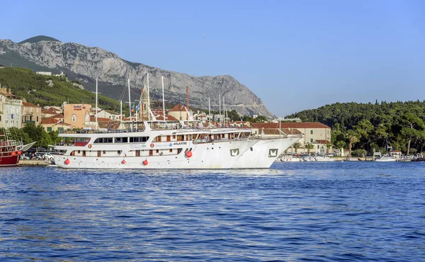 Bir yaz günü Makarska tatil beldesinde toprak seti.