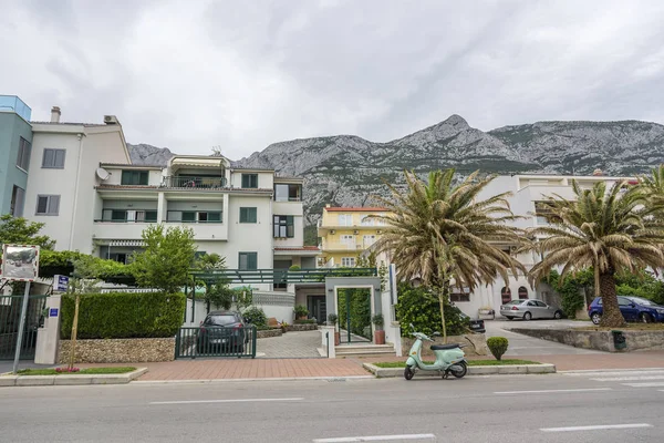 Makarska tatil köyünün sokakları yaz günü.