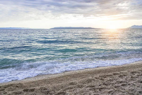 Denizde güzel bir gün batımı.