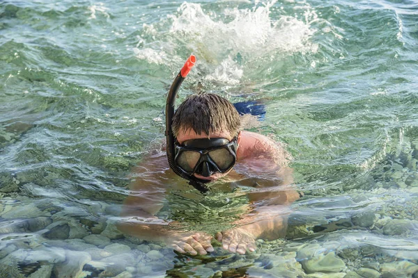 Man in a diving mask in sea water. — Stock Photo, Image