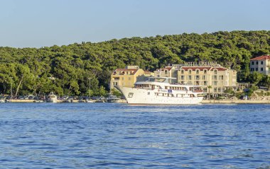 Bir yaz günü Makarska tatil beldesinde toprak seti.
