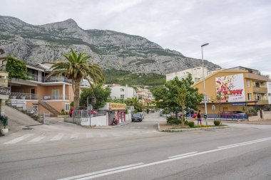 Makarska tatil köyünün sokakları yaz günü.