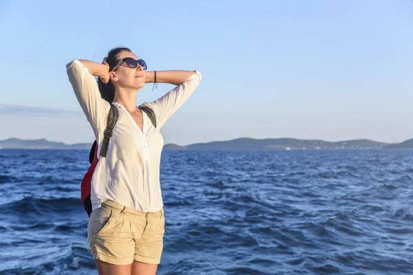 Giovane donna sulla spiaggia al tramonto. — Foto Stock