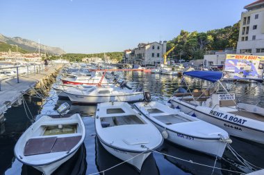 Bir yaz günü Makarska tatil beldesinde toprak seti.