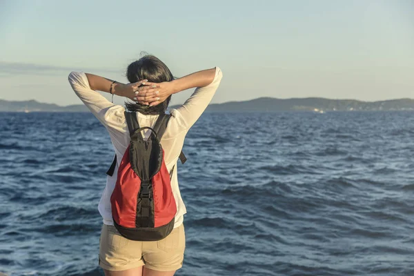 Giovane donna sulla spiaggia al tramonto. — Foto Stock