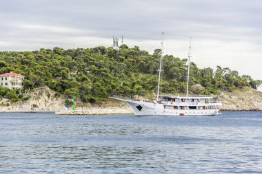 Tekne Makarska bir bağlantı noktası için bir yaz günü geliyor..
