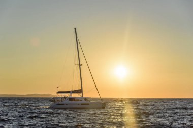 kata Plajı'nda günbatımı içinde yacth