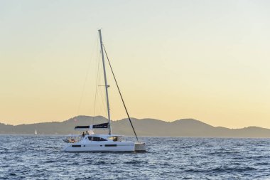 kata Plajı'nda günbatımı içinde yacth