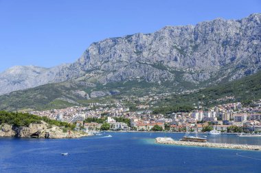 Yaz günü Makarska tatil beldesinin liman manzarası.